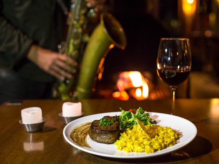 Dia dos Namorados pede lareira, bons vinhos e um espaço aconchegante