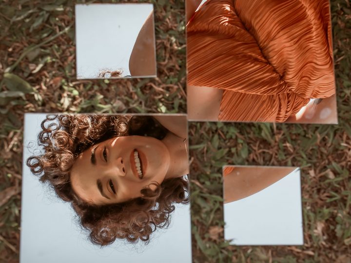 Pré save de Girl In The Mirror: música traz aprendizado sobre amor próprio